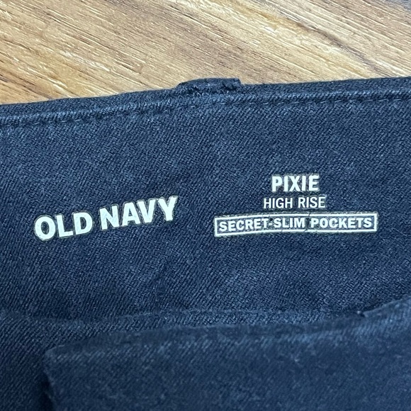 - Old Navy High Rise Pixie pants, size 6 - Picture 4 of 6